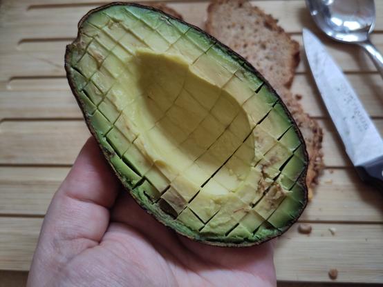 Ansicht einer zweiten Avocadohälfte, die wie beschrieben aufbewahrt wurde.