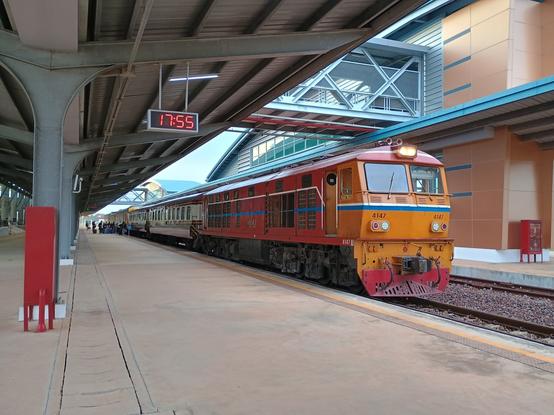 SRT-Zug im laotischen Bahnhof Khamsavath.