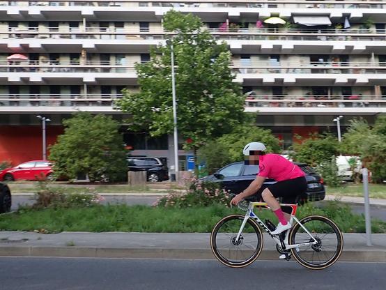 Cycliste en maillot rose sur un vélo Look 795 Blade RS blanc