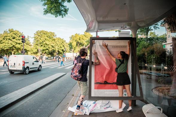 photos d'une action antipub avec des gens qui affichent une pub dé&trounée