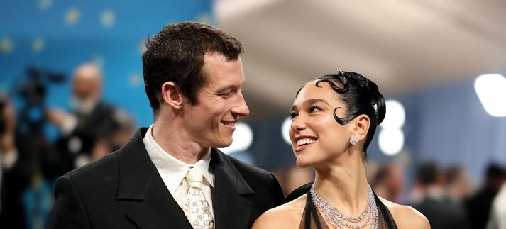 Callum Turner y Dua Lipa en la Met Gala de Nueva York, 5 de junio de 2025. / John Shearer