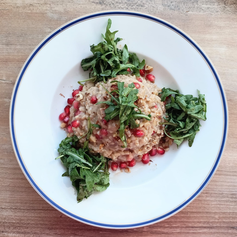 Das fertige Gericht auf dem Teller, schön dekoriert mit Rucola und einigen Granatapfelkernen