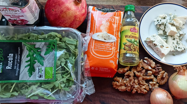 Die Zutaten vor dem Kochen auf einem Brett