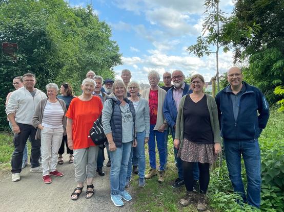 Angiessen "Baum des Jahres" 2025, Gruppenbild Mitglieder der UWG Selm mit Gästen am Baum des Jahres 2025