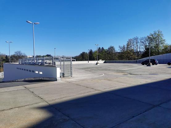 Ein riesiges Parkdeck in Winterberg. Beton und Versiegelung.