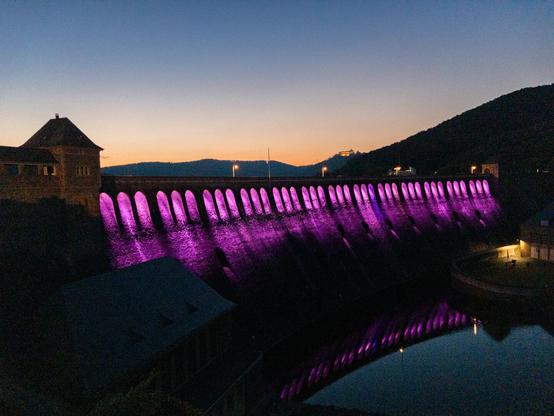 Dasselbe Motiv wie in Bild 1, aber pink beleuchtet