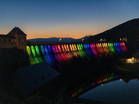 Nochmal dasselbe Motiv, dieses Mal in allen Farben des Regenbogens beleuchtet.