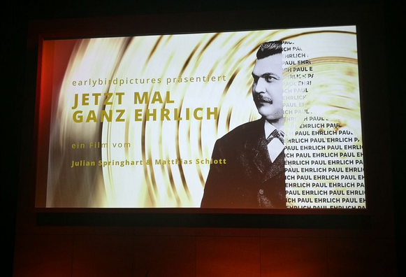 Foto von der Voranzeige des Dokumentarfilms "Jetzt mal ganz Ehrlich" über den Pionier des Musikautomatenbaus Paul Ehrlich, vorgeführt im Kinosaal des Grassi-Museums in Leipzig am 12. Juni 2025