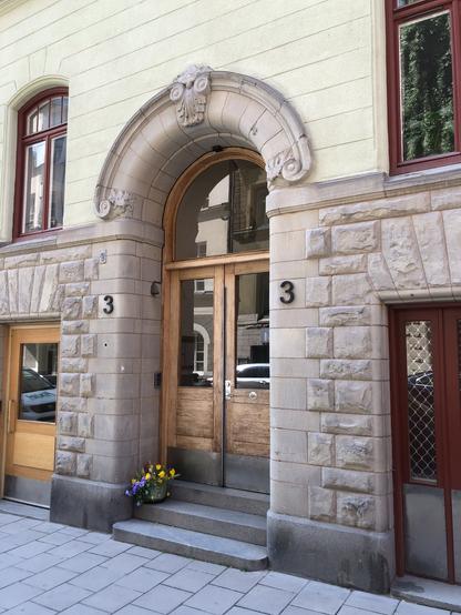 Porte d’entrée d’immeuble à Stockholm