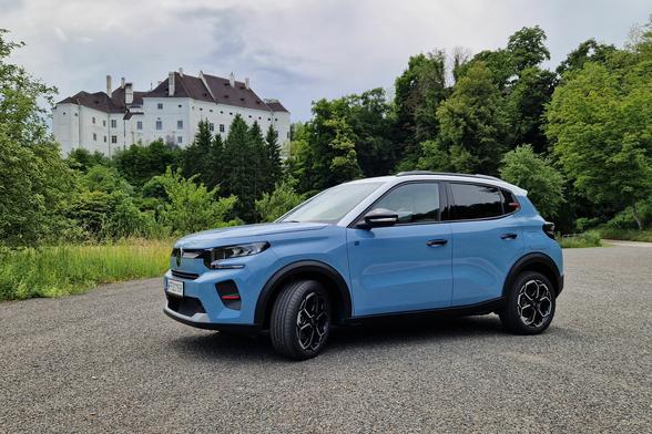 Citroën ë-C3 vor dem Schloss Leiben