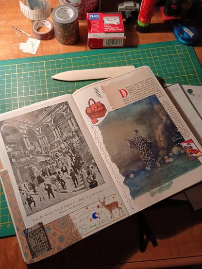 Cuaderno abierto con collage en una mesa desordenada