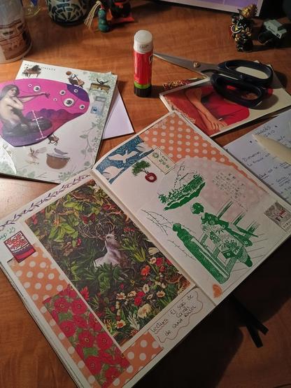 Cuaderno abierto con collage en una mesa desordenada