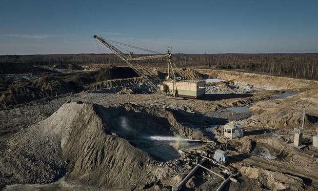 Excavadoras de rueda de cangilones extraen materiales de tierras raras en suelo ucraniano el 25 de febrero de 2025 en la región ucraniana de Zhytomyr. (Getty Images)