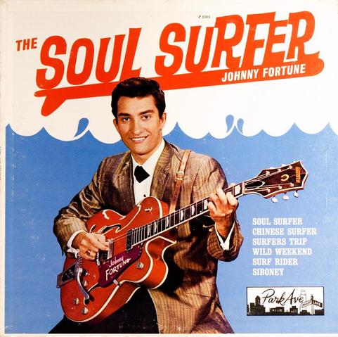 Johnny Fortune posant sur la pochette de son unique album The Soul Surfer sur un fond bleu imitant des vagues, un lettrage rouge pour le titre de son album souligné d'une planche de surf stylisée