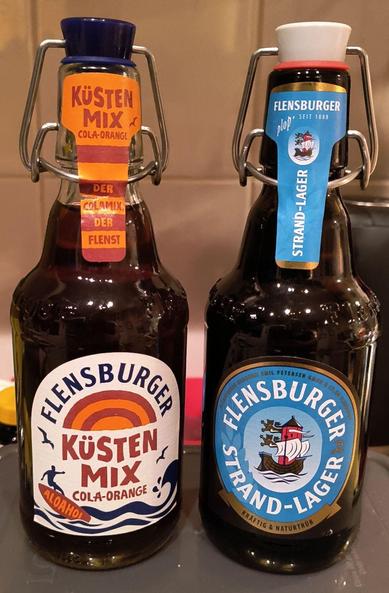 Twee flesjes Flesnburger. 1x een Küstenmix, een cola-sinas mix, en 1x de strand-lager.
Proost!