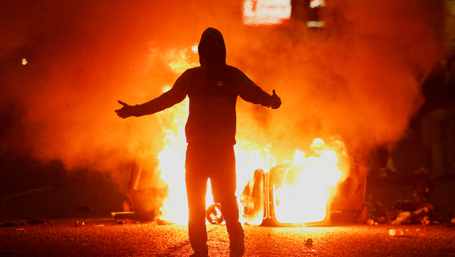 Els manifestants han atacat cases de famílies migrants, cotxes i policies (Reuters)