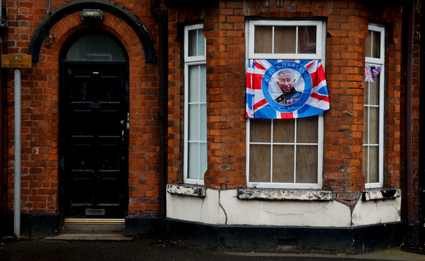 Una casa penja la bandera britànica per evitar els atacs racistes durant la nit a Irlanda del Nord (Reuters)