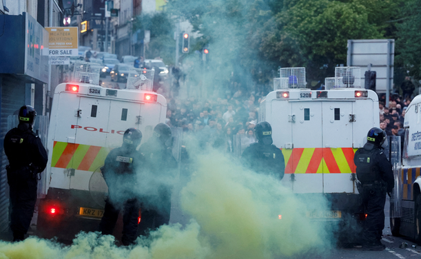 Durant la nit, també s'han registrat incidents a altres zones de la regió, com ara Lisburn, Coleraine, Newtownabbey i el nord de Belfast (Reuters)