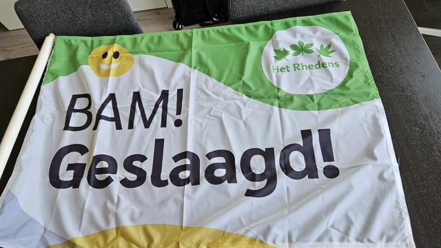 Vlag, gekregen, van school, met het logo van de school en de tekst BAM! Geslaagd!