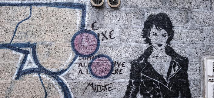 Un graph (pochoir) de la célèbre artiste MissTic trône sur le mur opposé de la rue du choktheatre. Le pochoir est noir, avec un autre tag qui le recouvre en partie. Le tout s affiche sur un mur en bloc de béton à l ancienne.