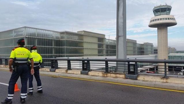 Dos agents dels Mossos d'Esquadra a l'aeroport del Prat (3Cat)