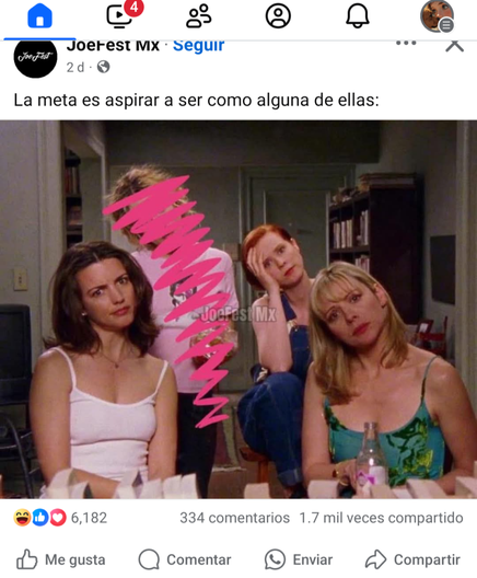 el elenco de sex and the city  en una mesa, expresando diversas emociones mientras miran a la cámara, con Carrie Bradshaw difuminada entre ellas.