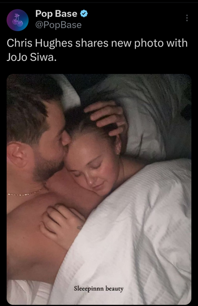 Jojo Siwa abrazando a su pareja en la cama, mostrando una conexión íntima y relajada.