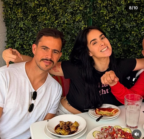 Gala Montes sonriente con junto a  su pareja Icho Van.