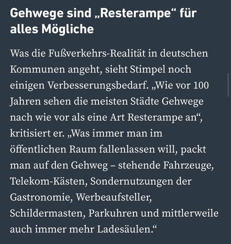 Gehwege sind „Resterampe" für alles Mögliche
Was die Fußverkehrs-Realität in deutschen Kommunen angeht, sieht Stimpel noch einigen Verbesserungsbedarf. „Wie vor 100 Jahren sehen die meisten Städte Gehwege nach wie vor als eine Art Resterampe an", kritisiert er. „Was immer man im öffentlichen Raum fallenlassen will, packt man auf den Gehweg - stehende Fahrzeuge, Telekom-Kasten, Sondernutzungen der Gastronomie, Werbeaufsteller, Schildermasten, Parkuhren und mittlerweile auch immer mehr Ladesäulen."