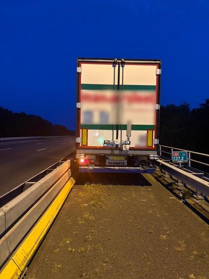 De betrokken vrachtwagen op de A1 bij Rijssen
