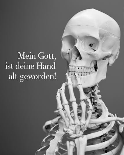 Ein menschliches Skelett-Modell steht vor grauem Hintergrund. Der Schädel ist leicht zur Seite geneigt, und eine Hand ist nachdenklich an das Kinn gelegt – eine klassische Geste des Grübelns.
