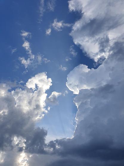 Nuages aux contours dessinés de lumière, relief et contraste contonneux