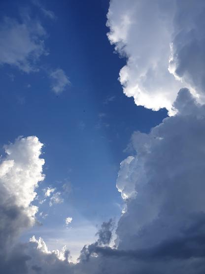 Nuages aux contours dessinés de lumière, relief et contraste contonneux