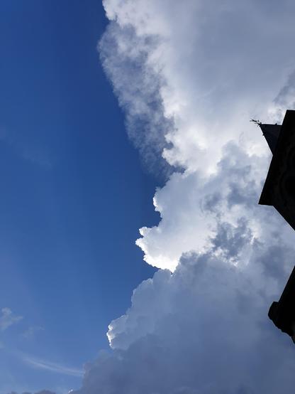 Nuages aux contours dessinés de lumière, relief et contraste contonneux.