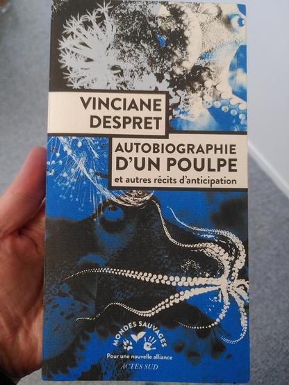 Autobiographie d'un poulpe, Vinciane Despret, collection Mondes Sauvages chez Actes Sud.
La couverture a trois couleurs : bleu, noir et blanc, et représente un poulpe en mouvement.