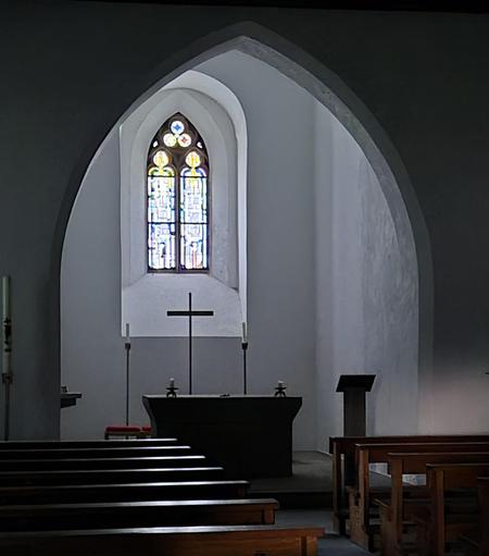 Blick in eine Kapelle der Kaiserburg Nürnberg mit einem bunten Fenster