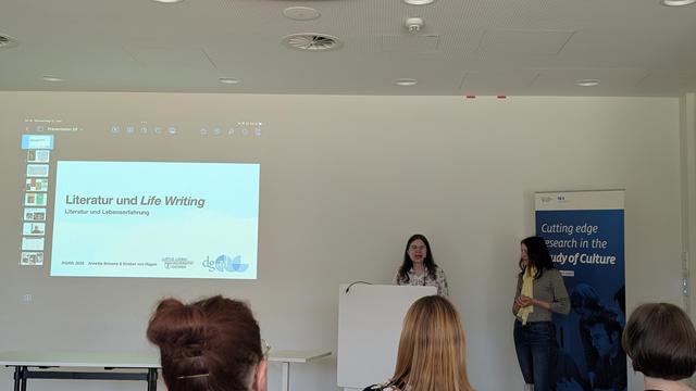 Organisers Annette Simonis & Kirsten von Hagen present the title of the conference