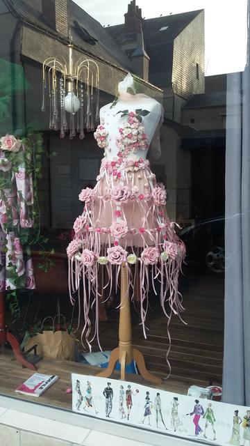 Mannequin vêtu d'une robe "florale" de roses