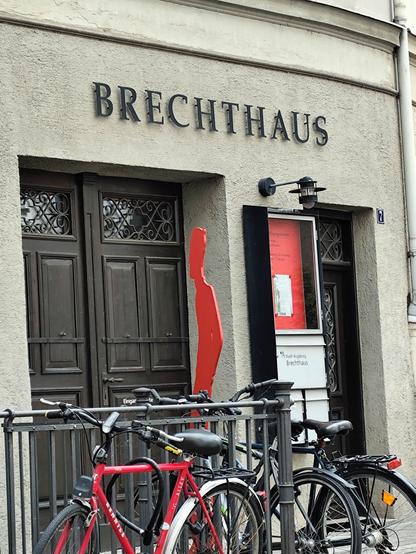 Fassade eines älteren Hauses mit Beschriftung "Brechthaus".