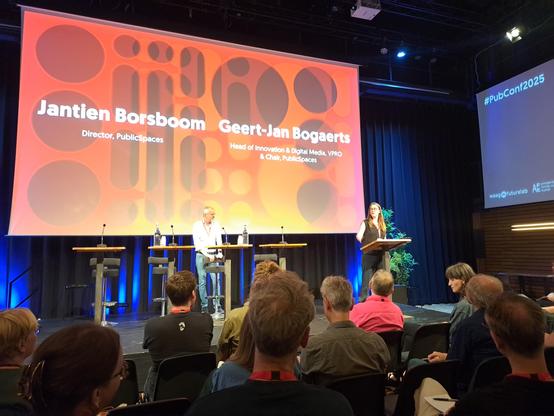 Directeur van Public Spaces Jantien Borsboom geeft de openings speech
