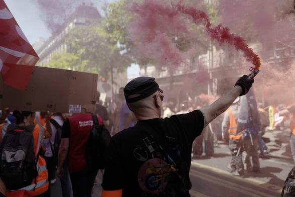 Archéologue avec fumigène