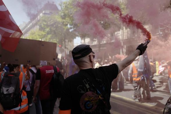 Archéologue avec fumigène