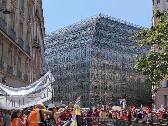 Le cortège d'archéologues devant le ministère
