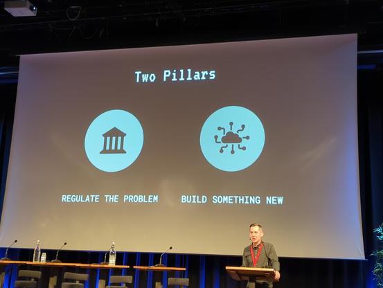Side met text:
Two Pillars:
Regulate the problem (icon of a greek temple)
Build something new (icon of a connected cloud)