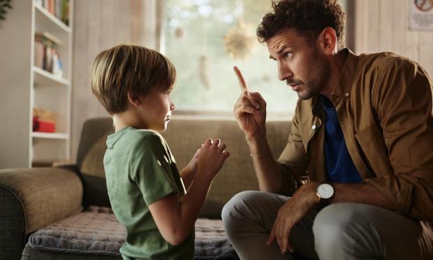 Un padre regaña a su hijo en la sala de estar. (StockPlanets)