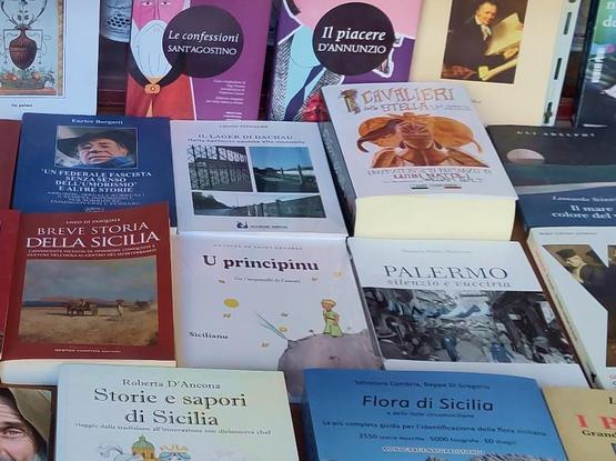 Devanture d'une librairie à Palerme exposant le livre Le Petit Prince d'Antoine de Saint-Exupéry, version en sicilien