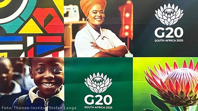 G20-Logo mit Protea-Blüte und Schrift 'South Africa 2025' neben Porträt einer lächelnden Frau mit orangefarbenem Turban und Bild eines lächelnden Kindes