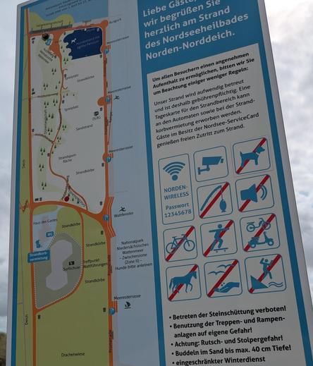 Beschilderung in Norddeich zur Strand-Promenande mit WLAN-Passwort 12345678