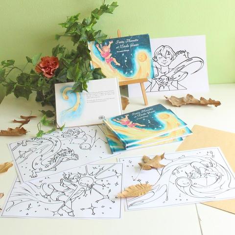 Photo de plusieurs exemplaires du livre "Petite Plumette et l'étoile filante", entourée de coloriages format A4 reprenant des dessins du livre. On y voit entre autres la constellation du dragon, un dessin ou plumette serre l'étoile filante dans ses bras, tandis que l'étoile rit, provoquant un feu d'artifice.

Le livre "Petite Plumette et l'étoile filante" est au format paysage, a une couverture bleue nuit. On y voit une fillette avec des tresses et un pyjama d'été rose dévaler le long d'une étoile filante qui lui sourit.
La quatrième de couverture, blanche avec un dessin de l'étole filante, contient le texte suivant : «Il était une fois une petite fille nommée Plumette. Elle était si petite et si légère que pour ne pas
s’envoler en allant à l’école, elle mettait des cailloux dans ses poches…
Un conte plein de douceur, pour faire découvrir les constellations aux plus jeunes !"
Une pile de livres est également posée à côté des exemplaires sur présentoir. Le tout est posé sur une table blanche, devant un mur vert clair, et du faux lierre et des feuilles mortes complètent le décor.