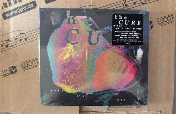 The Cure Remix Album
Liegt suf der Versandhülle, die mit JPC und WOM Logos bedruckt ist